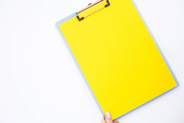 Boş klasör sarı kağıt ile. Bu Holding klasöre el ve beyaz arka plan üzerinde. Boşaltmak. Metin için yer.