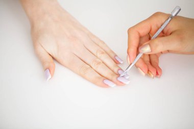 Spa Manikür. Fransız manikür spa salonu. Kadın bir manikür yordam alma bir tırnak salonda eller. Manikür yordamı.