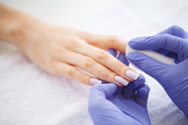 Spa Manikür. Fransız manikür spa salonu. Kadın bir manikür yordam alma bir tırnak salonda eller. Manikür yordamı.