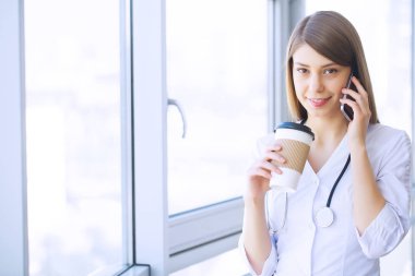 Kliniği. Neşeli doktor ofisinde çalışan.
