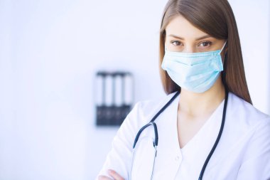 Kliniği. Neşeli doktor ofisinde çalışan.