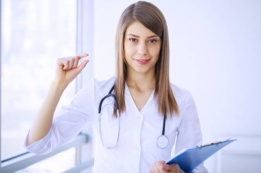 Kliniği. Neşeli doktor ofisinde çalışan.