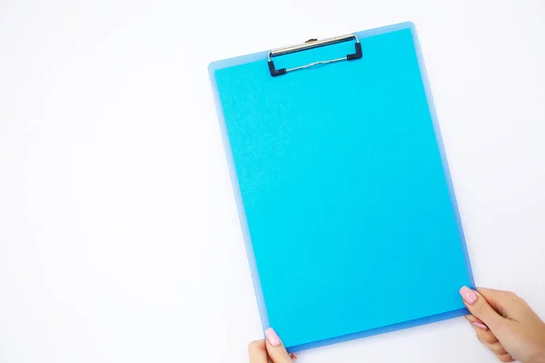 带蓝色纸张的空白文件夹 在白色背景上握住文件夹和钢笔的手 Copyspace 文本位置 — 图库照片
