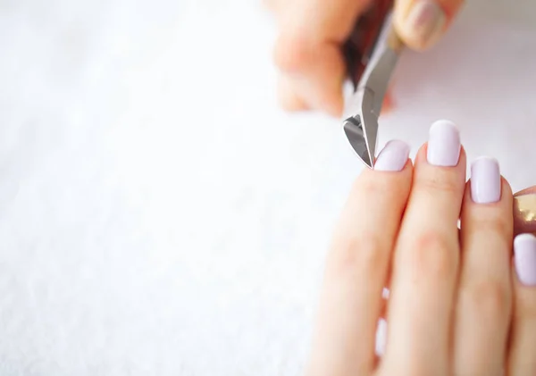 Manicura Spa Mujer Salón Uñas Recibiendo Una Manicura Por Una —  Fotos de Stock