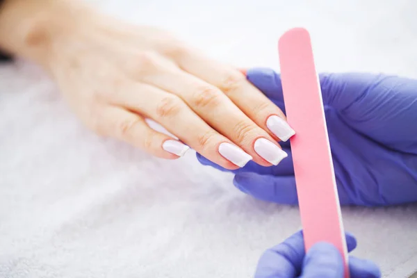 Manicure Spa Donna Salone Bellezza Che Riceve Una Manicure Estetista — Foto Stock