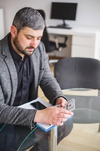 Verksamhet Verksamhet Man Sitter Vid Skrivbordet Och Skriva Kontrakt Man — Stockfoto