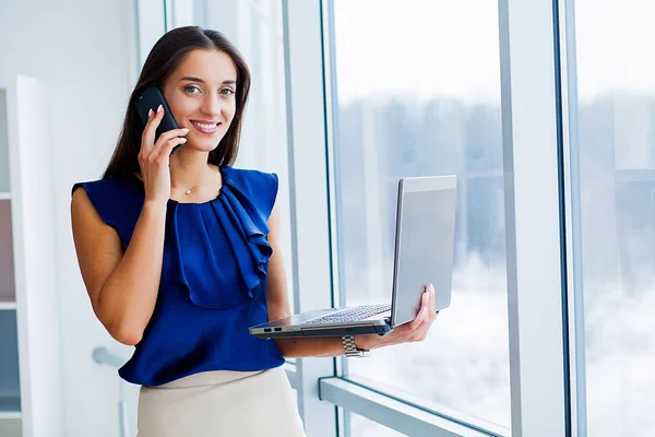 Kadın Mavi Tişört Siyah Etek Giymiş Bilgisayarda Çalışıyor Kız Gülümsüyor — Stok fotoğraf