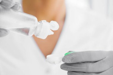 Vizyon ve tıp kavramı. Genç kız göz damlası elinde tutar. Kontakt lensler ile güzel bir kadın portresi. Sağlıklı bir görünüm. Yüksek çözünürlük.