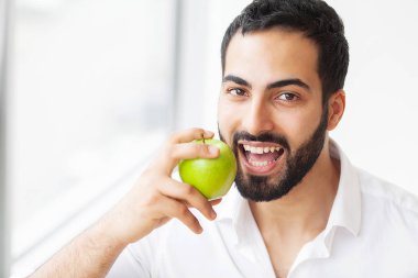 Adam yeme elma. Güzel kız beyaz dişleriyle Apple ısırma. Yüksek çözünürlüklü görüntü.