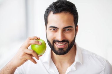 Adam yeme elma. Güzel kız beyaz dişleriyle Apple ısırma. Yüksek çözünürlüklü görüntü.