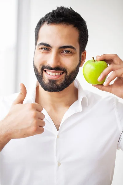 Adam Yeme Elma Güzel Kız Beyaz Dişleriyle Apple Isırma Yüksek — Stok fotoğraf