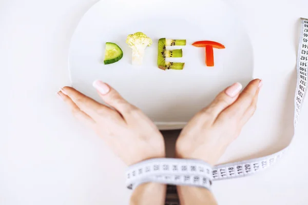 ダイエットや体重コントロールの概念 センチのテープとテキストを挿入する場所で白い背景にフォーク ダイエット 適切な栄養の概念 — ストック写真