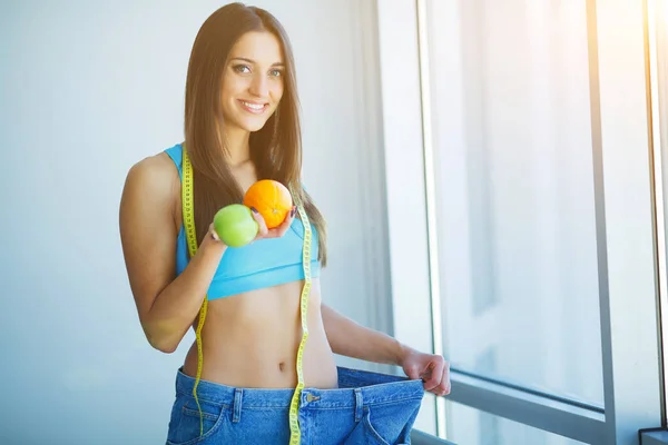 Dieta Bella Donna Sportiva Con Nastro Misurazione — Foto Stock