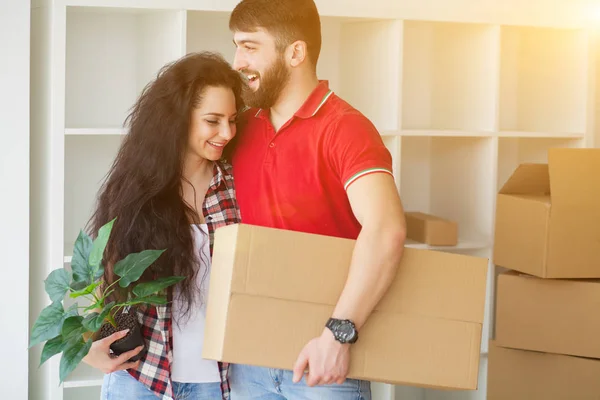 Feliz Pareja Joven Desempacar Empacar Cajas Mudarse Nuevo Hogar — Foto de Stock