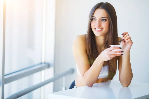 Hälsosam Frukost Kvinna Med Glas Yoghurt Bär Och Havre — Stockfoto