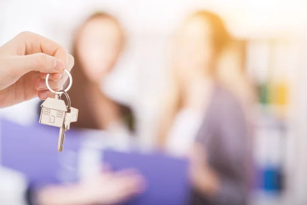 Emlakçı ev anahtarları bir müşteriye verilmesi