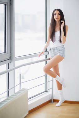 kadın: smartphone vasıl pencere sabah çağrı.