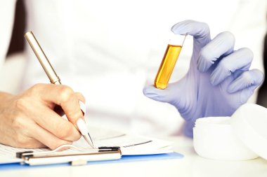 Bilim adamı, organik doğal bitki kozmetik ürün laboratuvarda olun dermatolog. Güzellik sağlıklı cilt bakım kavramı. ot ilaç, boş package,bottle,container.cream,serum.