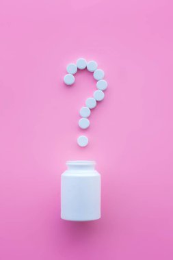 Tıbbi kavramı. Renkli hap ve kapsül pembe bir arka plan üzerinde. Eczane tema, kapsül hap ilaç antibiyotik paketleri ile.