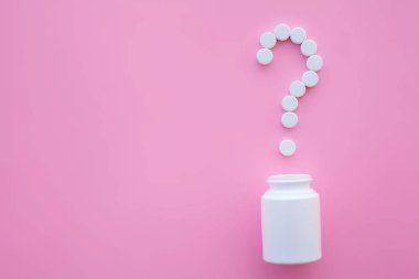 Tıbbi kavramı. Renkli hap ve kapsül pembe bir arka plan üzerinde. Eczane tema, kapsül hap ilaç antibiyotik paketleri ile.