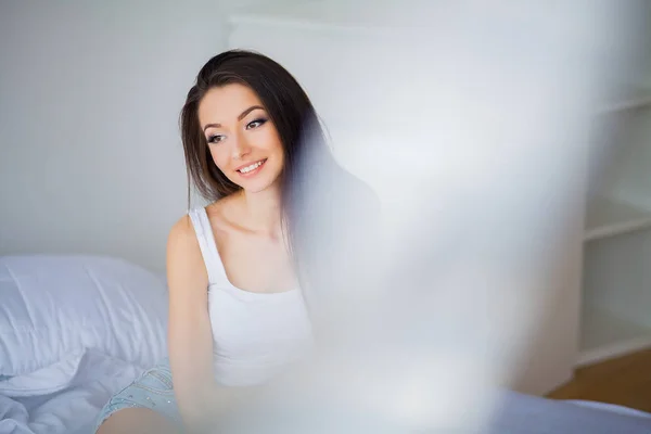 Schöner Morgen Junge Schöne Lächelnde Frau Wacht Auf Schlafzimmer — Stockfoto