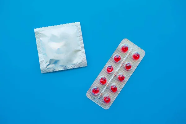 Doğum Kontrol Hapları Unwrapped Bir Prezervatif Renkli Hap Kapsül Mavi — Stok fotoğraf