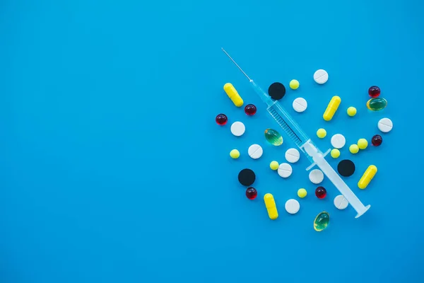 Comprimidos Médicos Comprimidos Coloridos Cápsula Fundo Azul Tema Farmácia Comprimidos — Fotografia de Stock