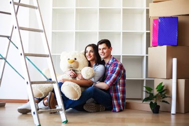 Mutlu genç çift açma veya kutu ambalaj ve yeni evine taşıdıktan.