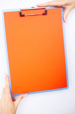 Boş klasör kırmızı kağıt ile. Bu klasör Holding ve beyaz zemin üzerine kalem ver. Boşaltmak. Metin için yer.