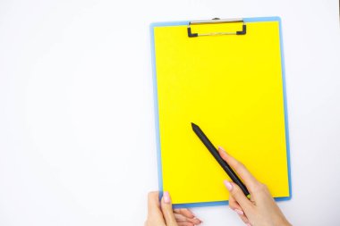 Boş klasör sarı kağıt ile. Bu Holding klasöre el ve beyaz arka plan üzerinde. Boşaltmak. Metin için yer.