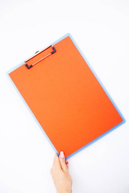 Boş klasör kırmızı kağıt ile. Bu klasör Holding ve beyaz zemin üzerine kalem ver. Boşaltmak. Metin için yer.