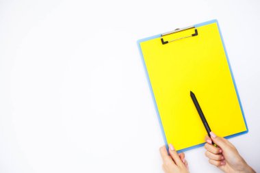 Boş klasör sarı kağıt ile. Bu Holding klasöre el ve beyaz arka plan üzerinde. Boşaltmak. Metin için yer.