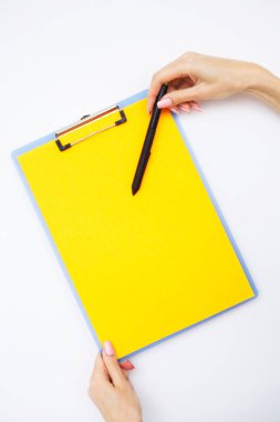 Boş klasör sarı kağıt ile. Bu Holding klasöre el ve beyaz arka plan üzerinde. Boşaltmak. Metin için yer.