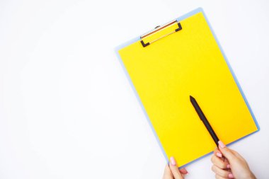 Boş klasör sarı kağıt ile. Bu Holding klasöre el ve beyaz arka plan üzerinde. Boşaltmak. Metin için yer.