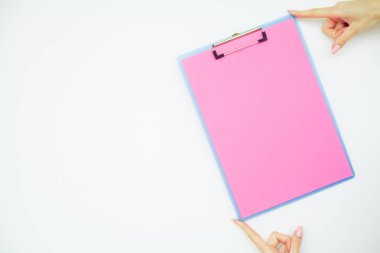 Boş klasör pembe kağıt ile. Bu Holding klasöre el ve beyaz arka plan üzerinde. Boşaltmak. Metin için yer.