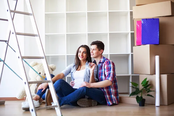 Portret Van Jong Stel Verhuizen Nieuw Huis — Stockfoto