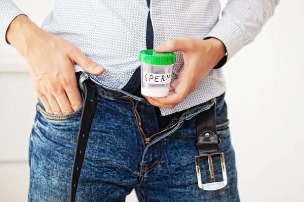 Sağlık. Örnek sperm. Donör Sperm Bankası Sperm kavramı kapatın. Kısırlık A Man Holding eller kapsayıcısında Sperm ile.