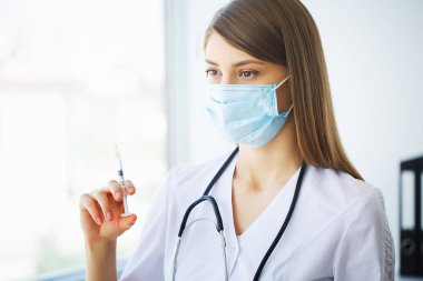 Kliniği. Genç Doktor tıbbi ofis ayakta portresi.