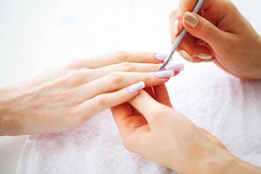 Kadın bir manikür yordam alma bir tırnak salonda eller. Spa Manikür.