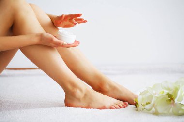 Güzel yumuşak deri. Uzun kadın bacak mükemmel tüysüz pürüzsüz ve ipeksi bir cilt ile portre. Epilasyon, güzellik vücut bakım kavramları.