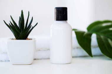 Kozmetik ve sağlık ürünleri. Spa natürmort gül çiçekleri ve temel yağlar ile.