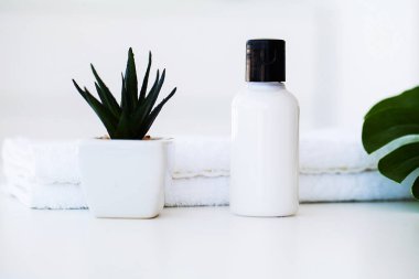 Kozmetik ve sağlık ürünleri. Spa natürmort gül çiçekleri ve temel yağlar ile.