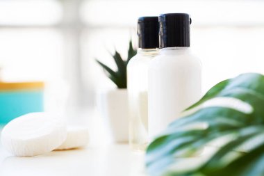 Kozmetik ve sağlık ürünleri. Spa natürmort gül çiçekleri ve temel yağlar ile.