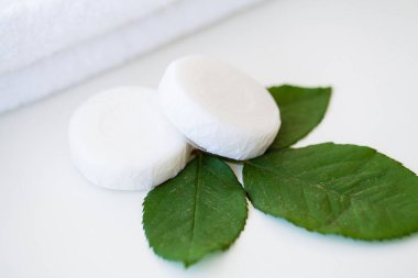 El yapımı sabun sınır. Spa ürünleri. Kozmetik ve sağlık ürünleri. Banyo günlük Spa tedavileri sabun beyaz arka plan üzerinde için malzemeler.