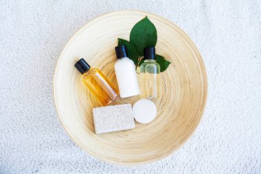 El yapımı sabun sınır. Spa ürünleri. Kozmetik ve sağlık ürünleri. Banyo günlük Spa tedavileri sabun beyaz arka plan üzerinde için malzemeler.