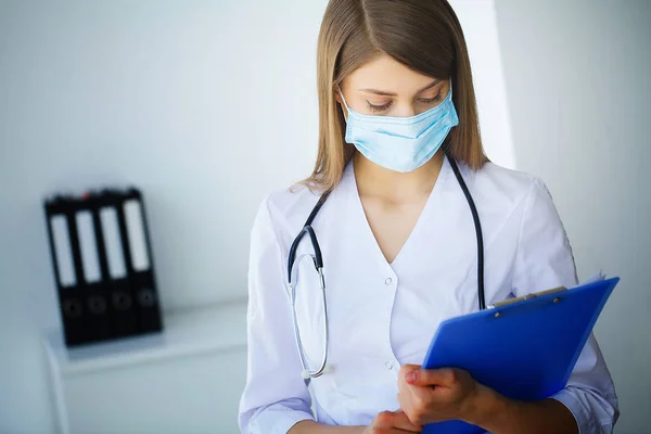 Clínica Retrato Jovem Médico Consultório Médico — Fotografia de Stock