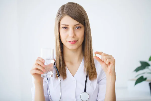 Clínica Retrato Del Joven Médico Pie Consultorio Médico —  Fotos de Stock