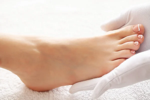 修剪的 Spa 足疗过程中女性的脚 — 图库照片