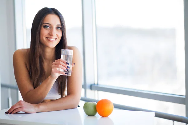 Hermosa Mujer Sonriente Tomando Píldora Vitamina Suplemento Dietético — Foto de Stock