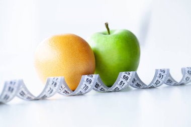 Diyet. Fitness ve sağlıklı gıda diyet kavramı. Dengeli beslenme sebze ile. Beyaz arka plan kasette ölçme taze yeşil sebze. Portre.